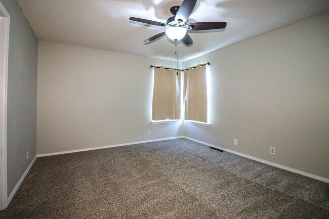 Building Photo - 4 bedroom, 2 1/2 bath, 2 car garage located in the quiet Summit View subdivision.