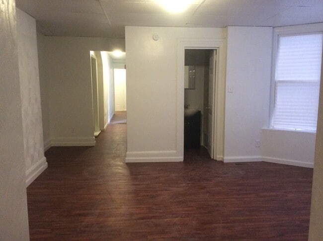Building Photo - 3 Bedroom 1.5 Bath 1st Floor Apartment-York City SD