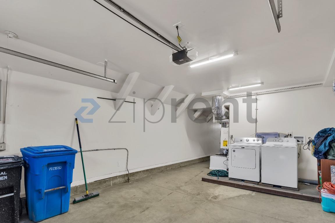Building Photo - Unit