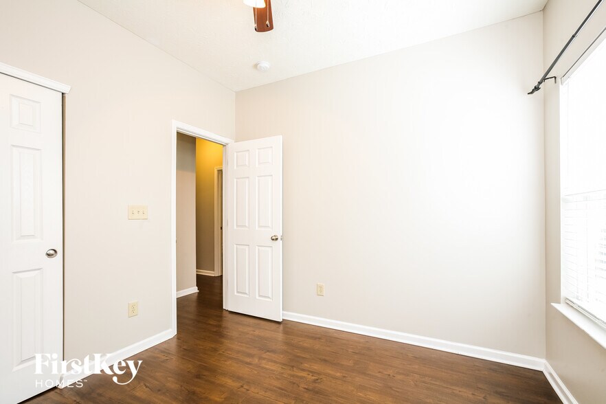 Building Photo - 1301 Greenbriar Wy