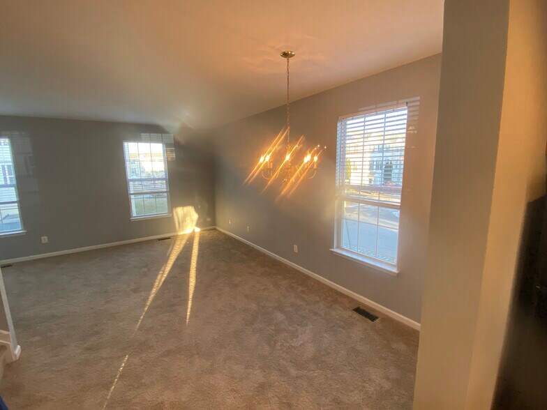 Family room - 4101 Strawbridge Ct