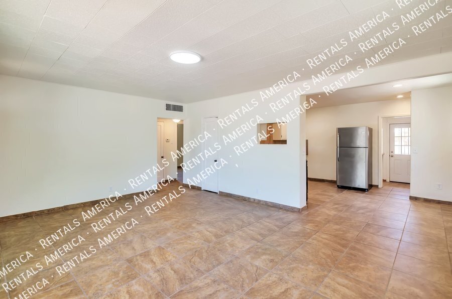 Building Photo - 1520 E Silver St