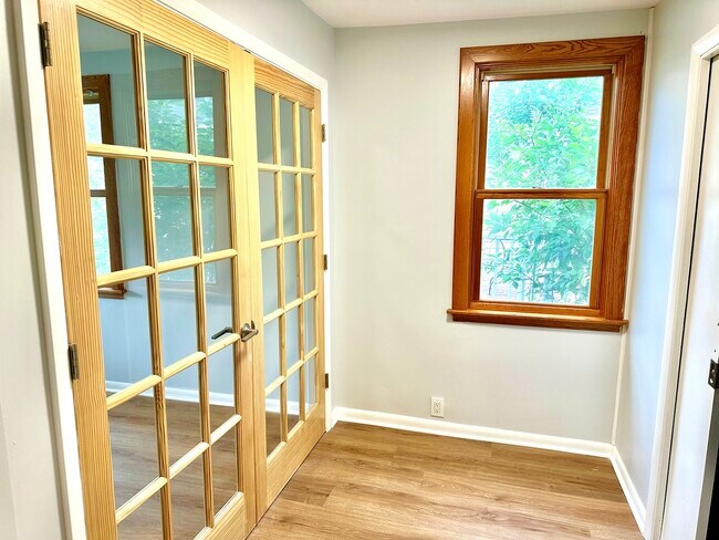 Building Photo - 1007 Pine St