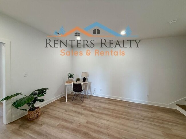 Building Photo - Stunning 3 Bedroom with Rooftop Terrace