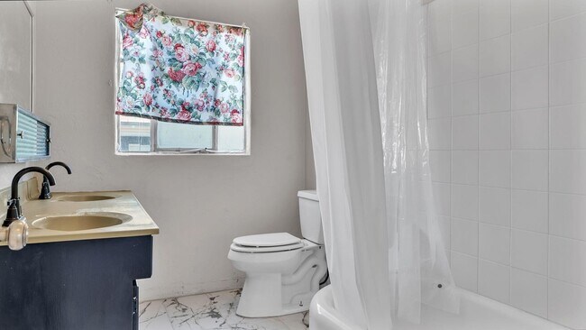 Building Photo - 205 Harvard Dr SE