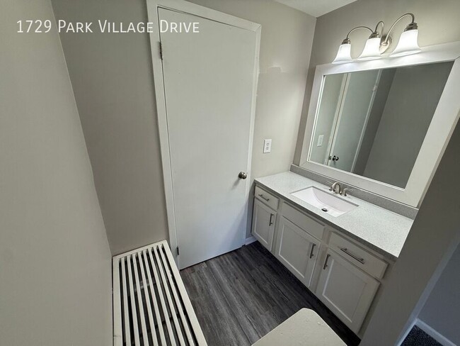 Building Photo - 1729 Park Village Dr