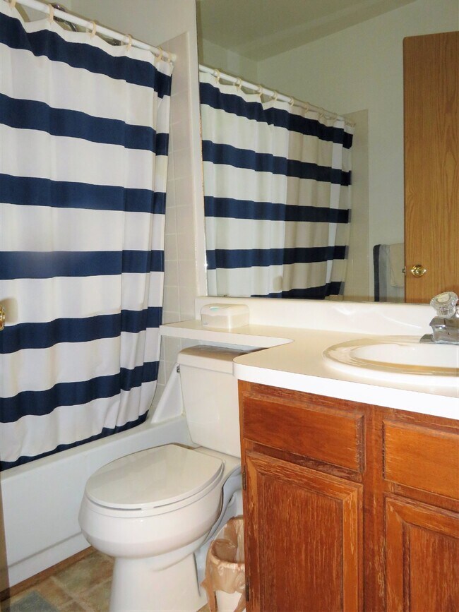 Building Photo - $2,570.95 with $500 Off the first month's rent, 3 Beds - 3 Baths, Townhouse in Lakewood with Cent...