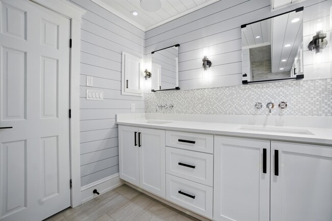 Building Photo - 100 Pinewood Rd