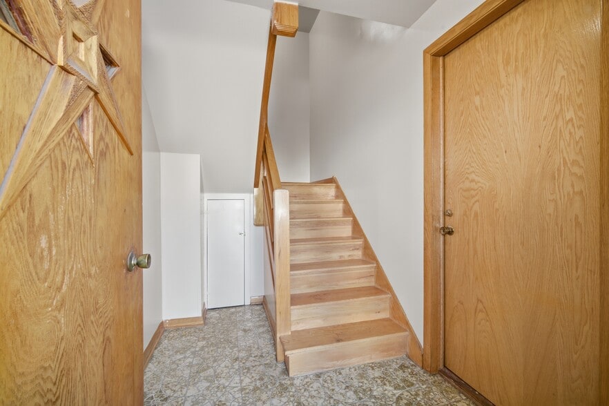 Building Photo - 8645 W Summerdale Ave