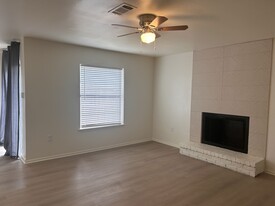 Building Photo - 5213 Everett Ln