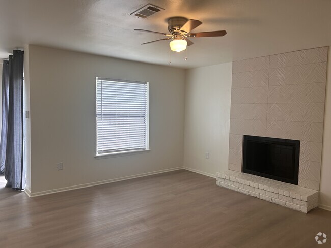 Building Photo - 5213 Everett Ln