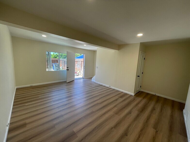 Building Photo - 8645 Mellmanor Drive