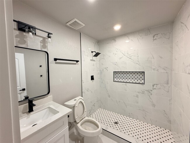 Building Photo - 2209 Gano St