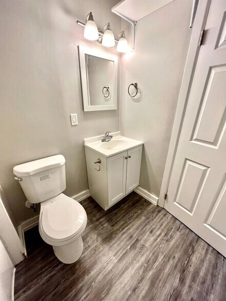 Building Photo - 1823 Sundale Ave