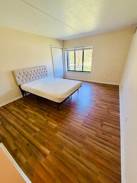 Building Photo - 1325 Forest Green Dr