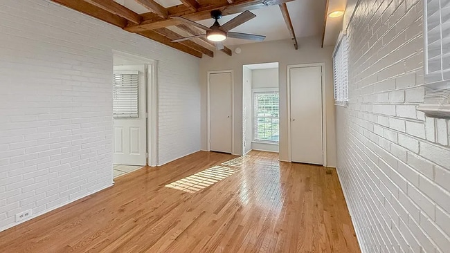 Building Photo - 2206 White Oak Dr