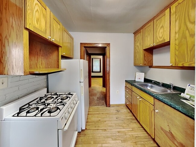 Building Photo - Quaint 2 Bedroom, 1 Bathroom House in Minn...