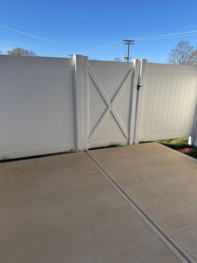 Building Photo - 1006 10th Ave NE