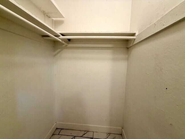 Building Photo - Beautifully updated 1 bed 1 bath in Thousand Oaks! All utilities included