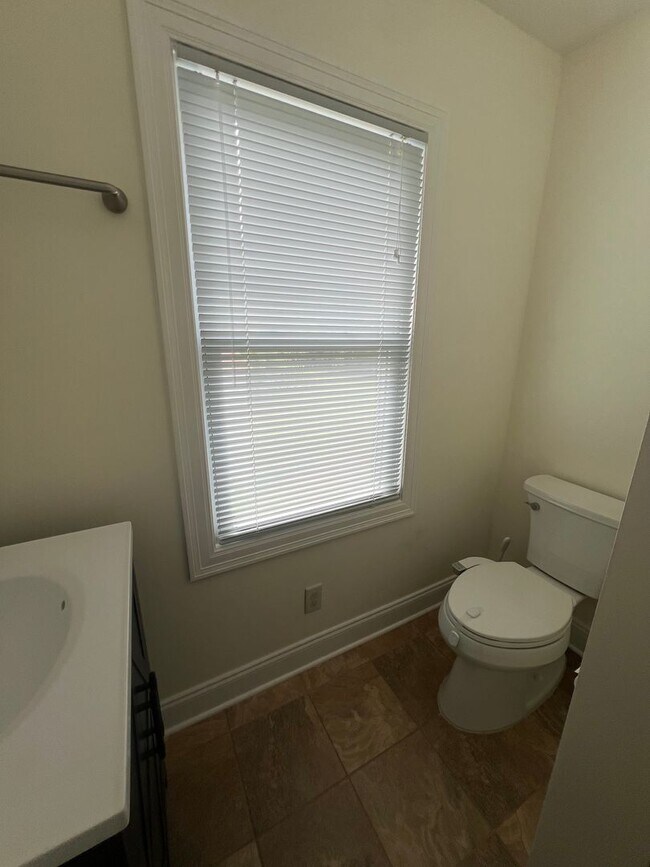 Building Photo - 3 Bed, 1.5 Bath Near U of R, Strong & Coll...