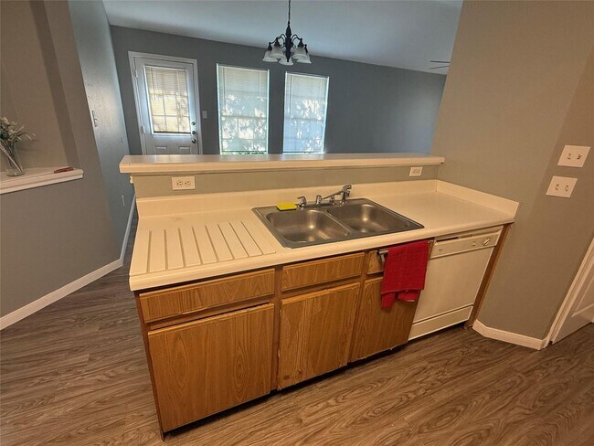 Building Photo - 2221 Creekside Ln