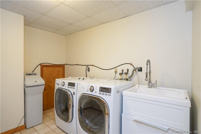 Building Photo - 9 Red Stone Way