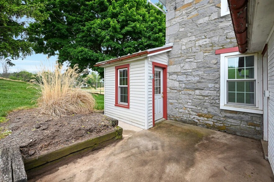 Building Photo - 705 Schaeffer Rd