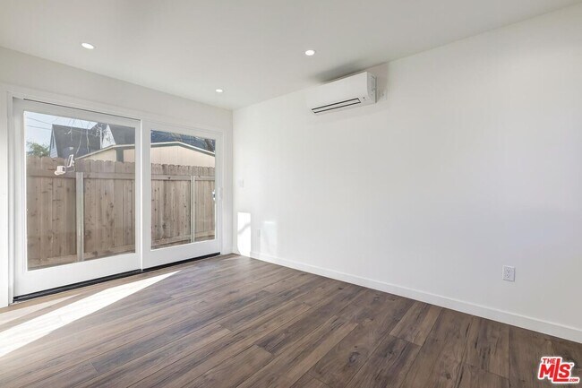 Building Photo - 144 S La Peer Dr