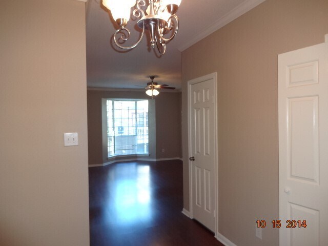 Building Photo - 2255 Braeswood Park Dr