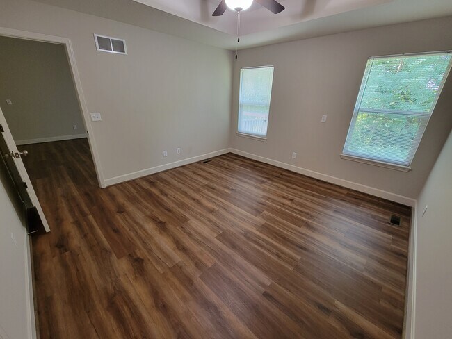 Building Photo - 9318 N Robinhood Ave