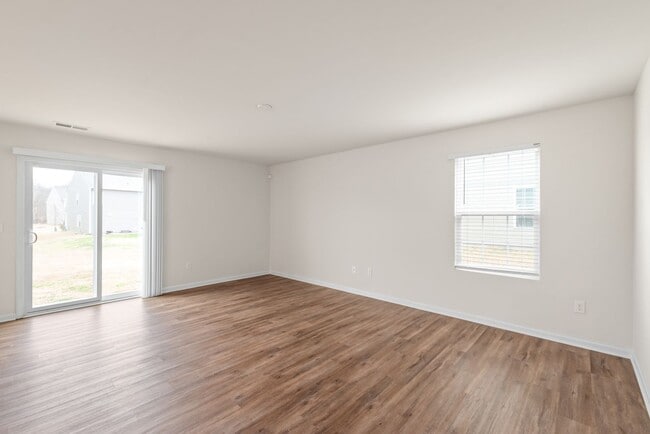 Building Photo - Move-in Ready 5 Bedroom Home!