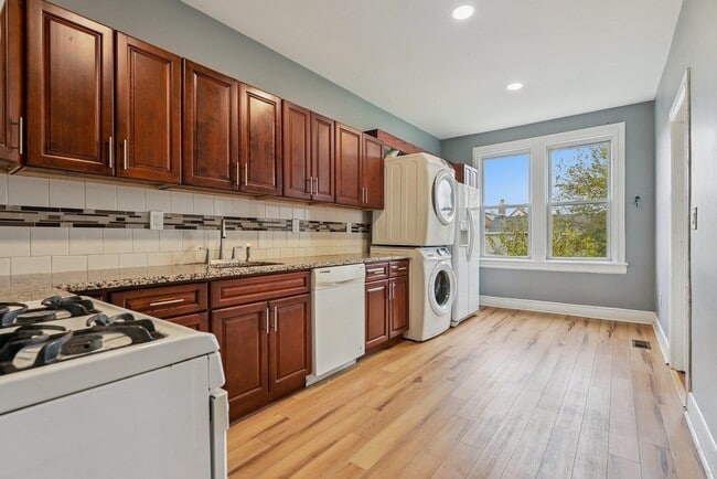 Building Photo - 41 E 48th St