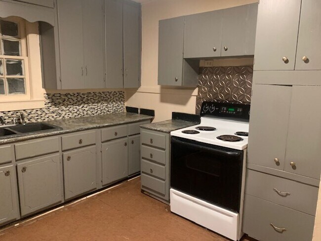 Building Photo - Spacious 2BR/2BA Home with Bonus Room