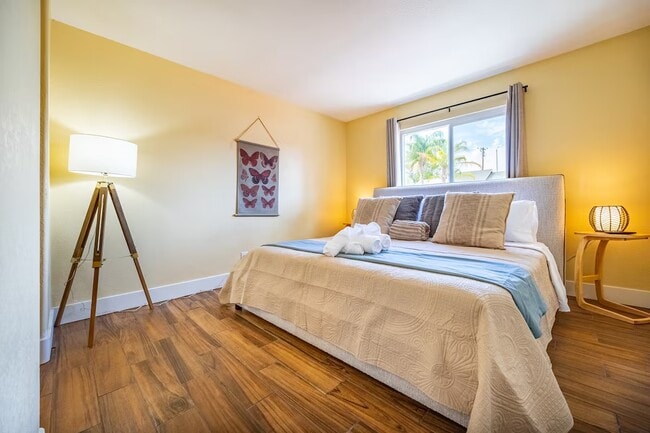 Building Photo - 1687 Sycamore St