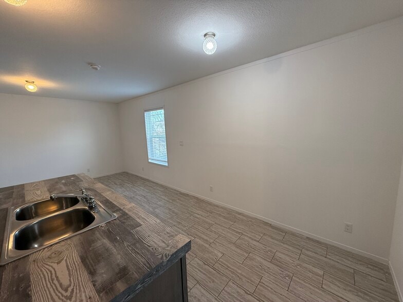 Building Photo - 4 Northglen Dr