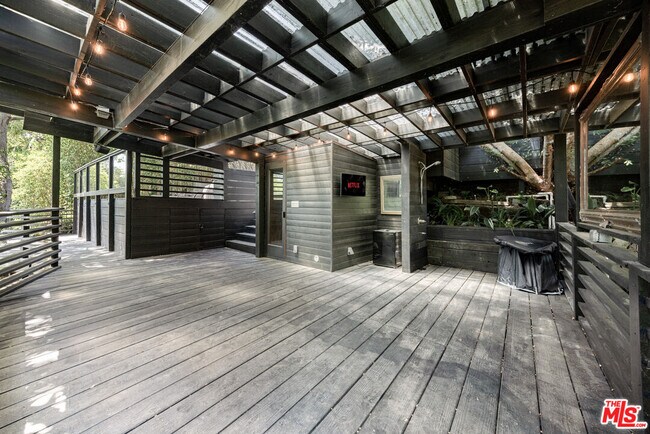 Building Photo - 2300 Ronda Vista Dr