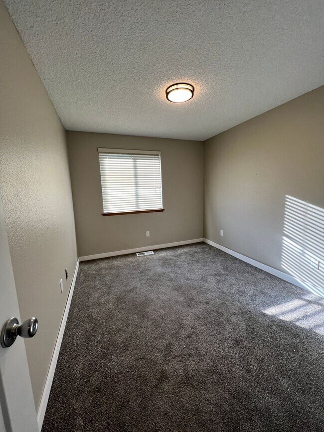 Building Photo - Cozy home next to Sage Point Elementary!