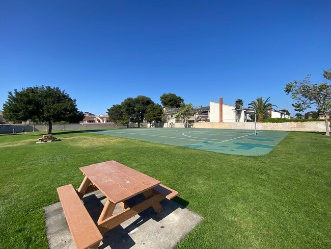 Building Photo - Two Bedroom Huntington Beach Townhouse w/ ...