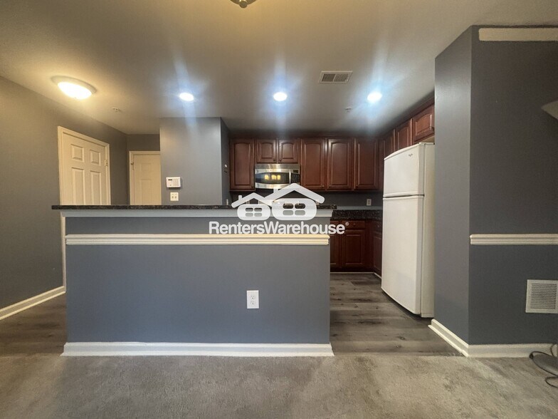 Building Photo - 923 Pine Forest Ln