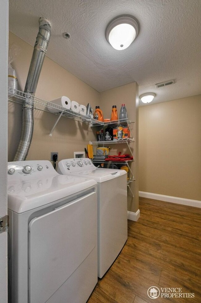 Building Photo - Three Bedroom with garage near Grandview
