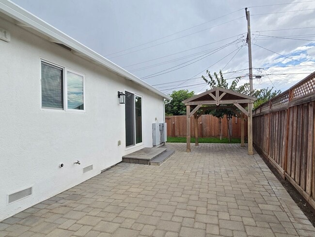 Building Photo - Spacious Single Family Home, Completed Ren...