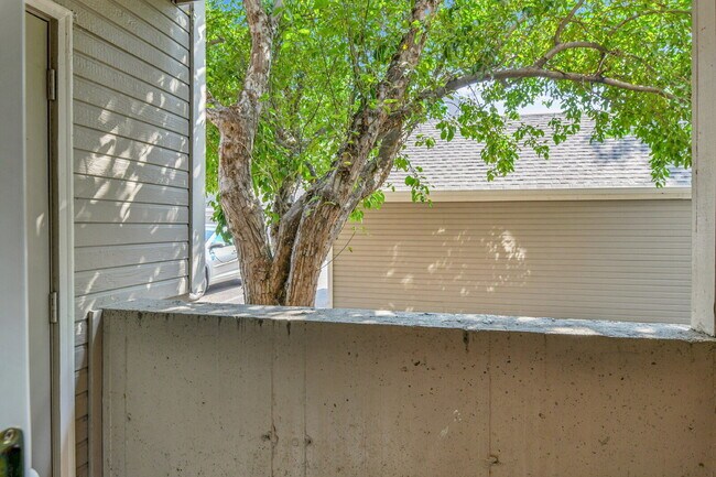 Building Photo - $1,825.00, 2-bed, 2-bath condo in Lakewood.