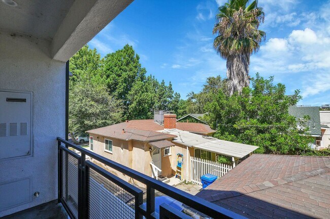 Building Photo - Riverside 4 Lease