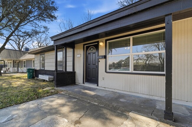 Building Photo - 2310 Merle St