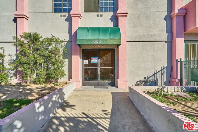 Building Photo - 820 S St Andrews Pl