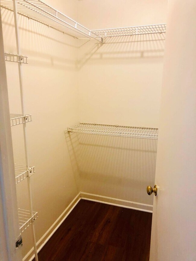 Building Photo - First-floor spacious 1-bedroom on LSU bus route