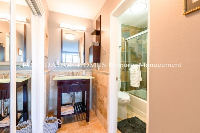 Building Photo - 2BR/2BA Waterfront Corner Condo!  Parking!...