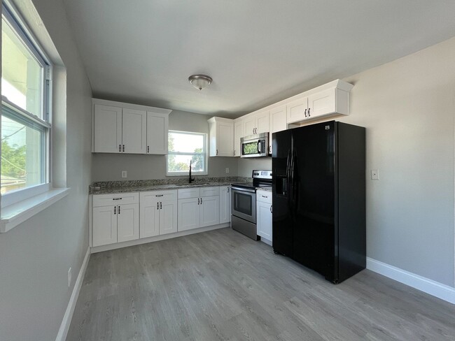 Primary Photo - 2704 E Columbus Dr