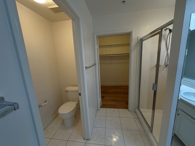 Building Photo - Spacious 4 Bed, 3 Bath Townhome in Gated W...