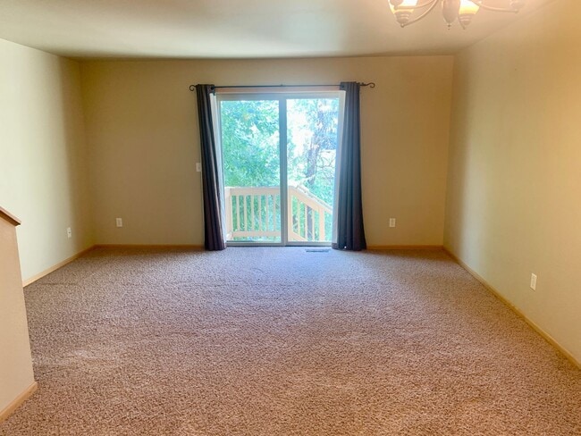 Building Photo - 2 Bedroom 1.5 Bathroom located in the Heights!